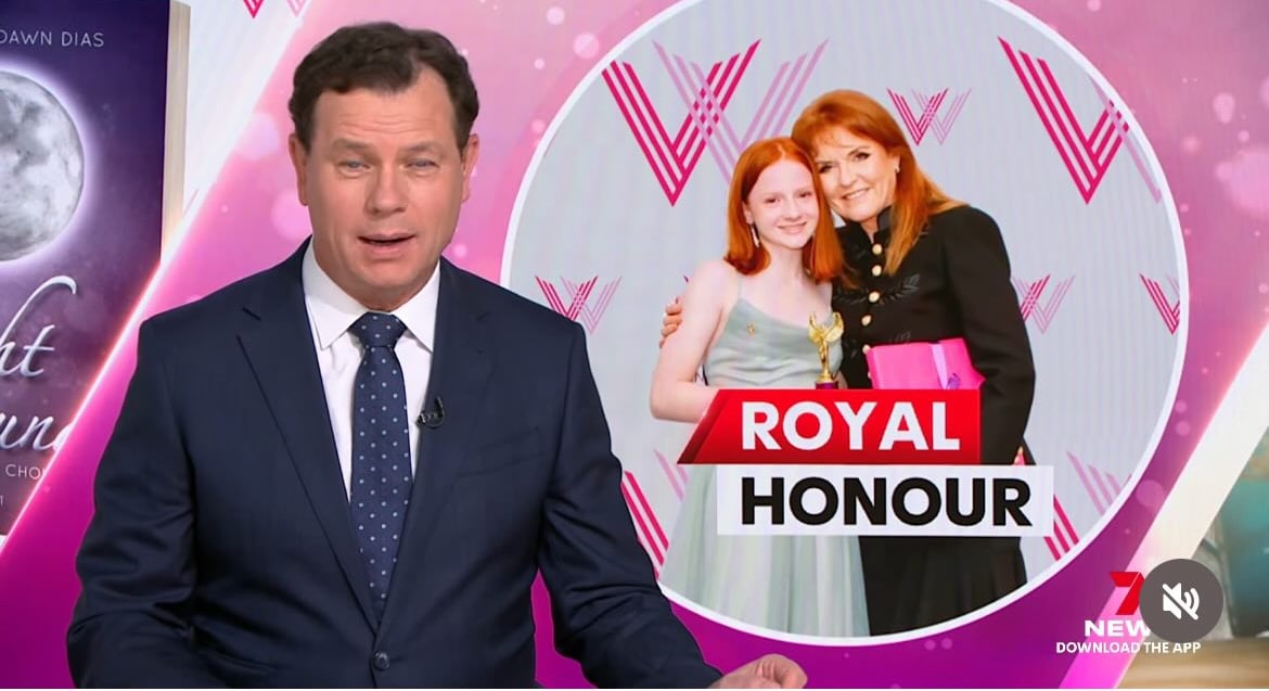 A news anchor reports beside an image of two women, one holding a pink gift, with the caption 